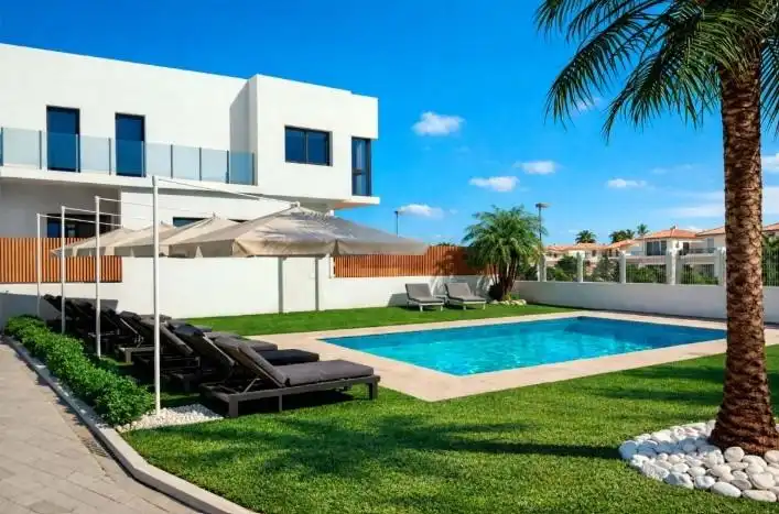 Piscina de Casa adosada en venda en Moncofa amb Calefacció, Jardí privat i Parquet