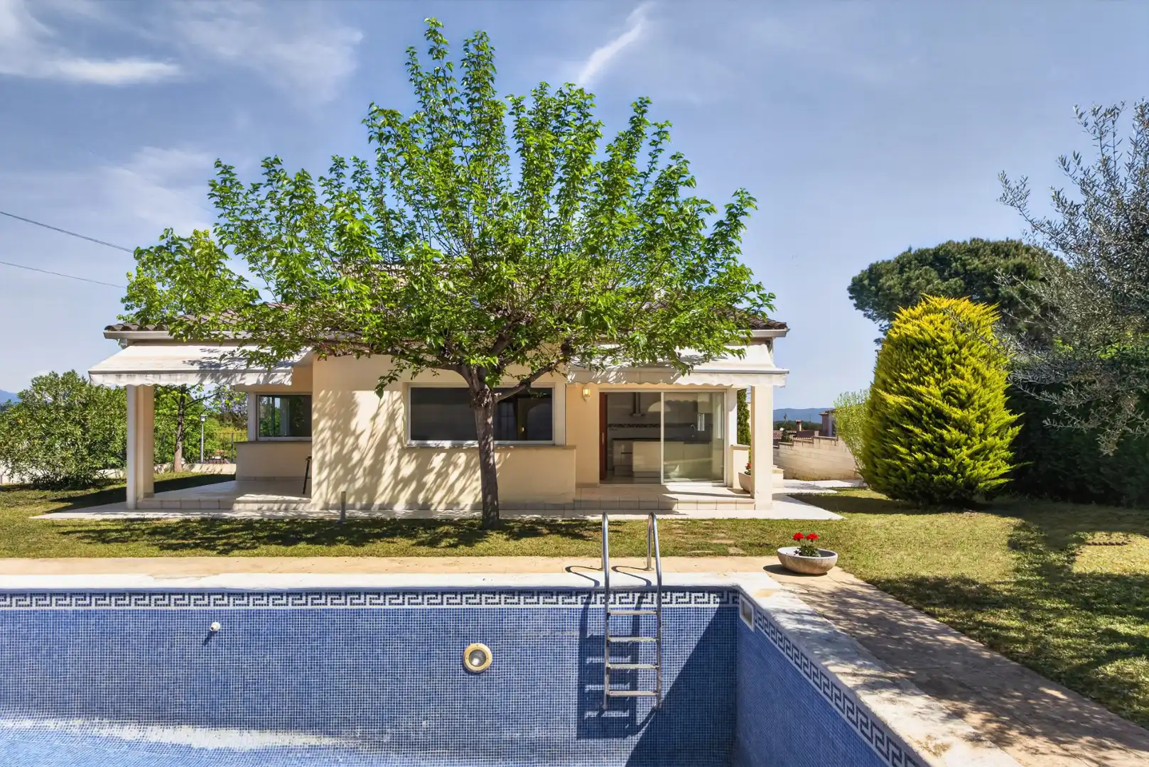 Piscina de Casa o chalet en venta en Aiguaviva con Aire acondicionado, Calefacción y Jardín privado
