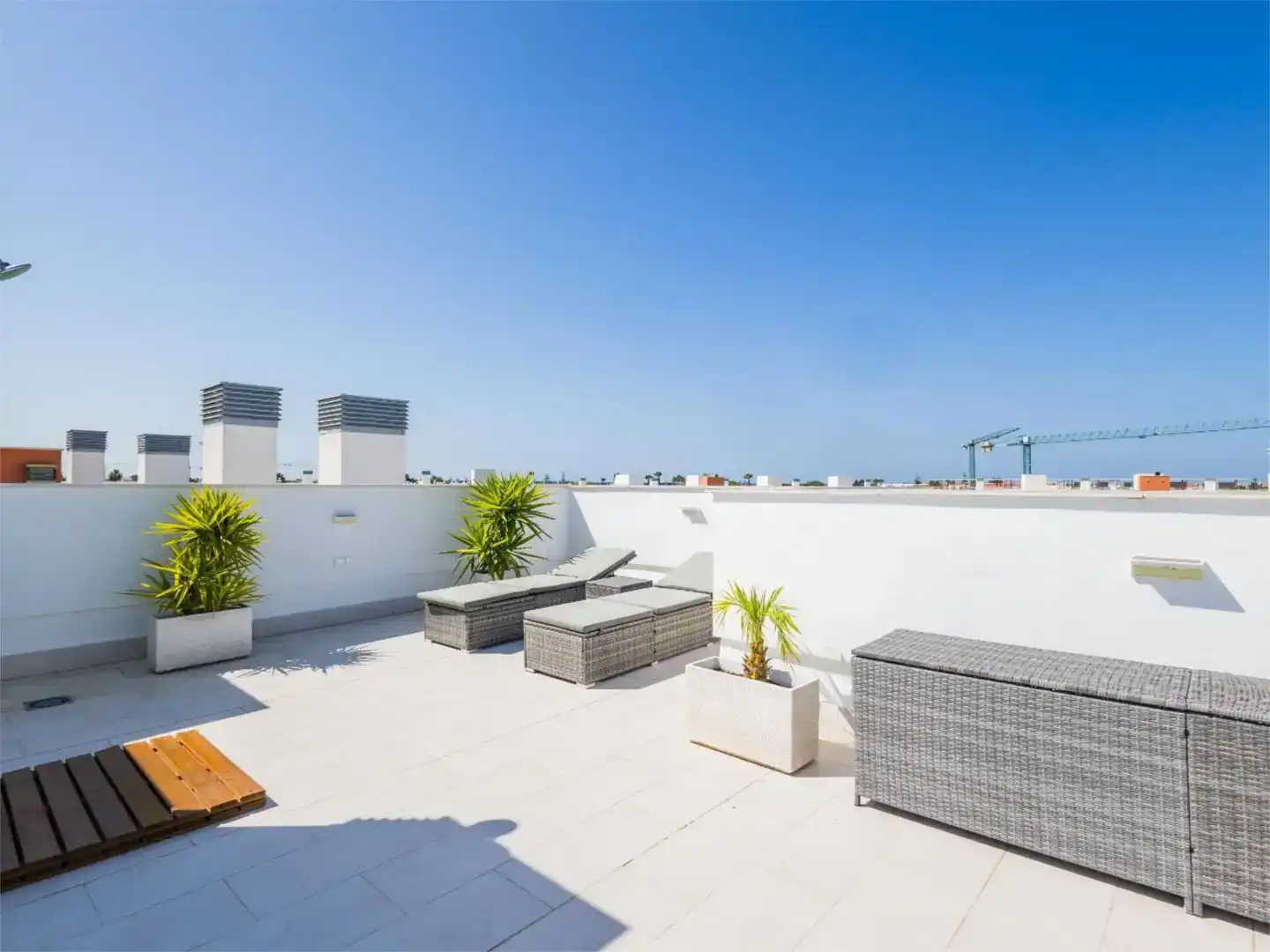 Terrasse von Wohnungen zur Miete in Chipiona mit Klimaanlage, Privatgarten und Schwimmbad