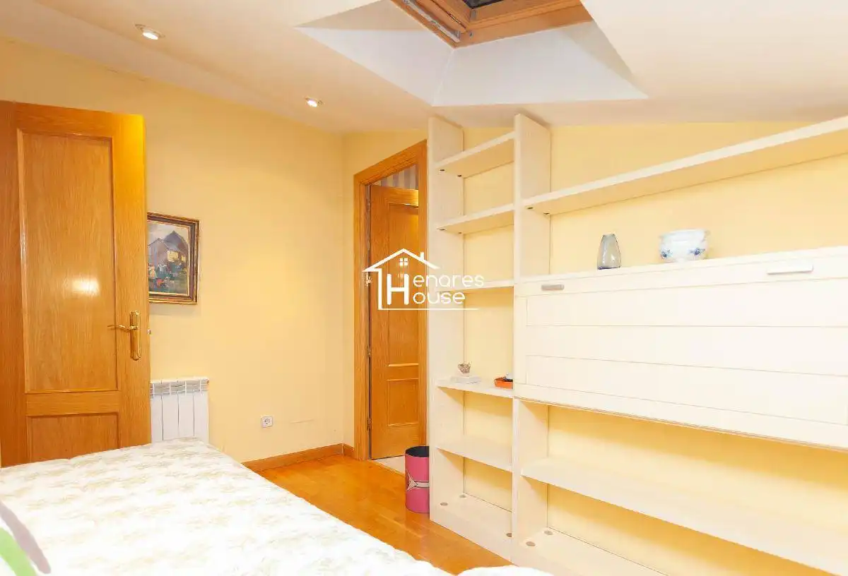 Habitación de Dúplex en venta en Alcalá de Henares con Aire acondicionado, Calefacción y Parquet