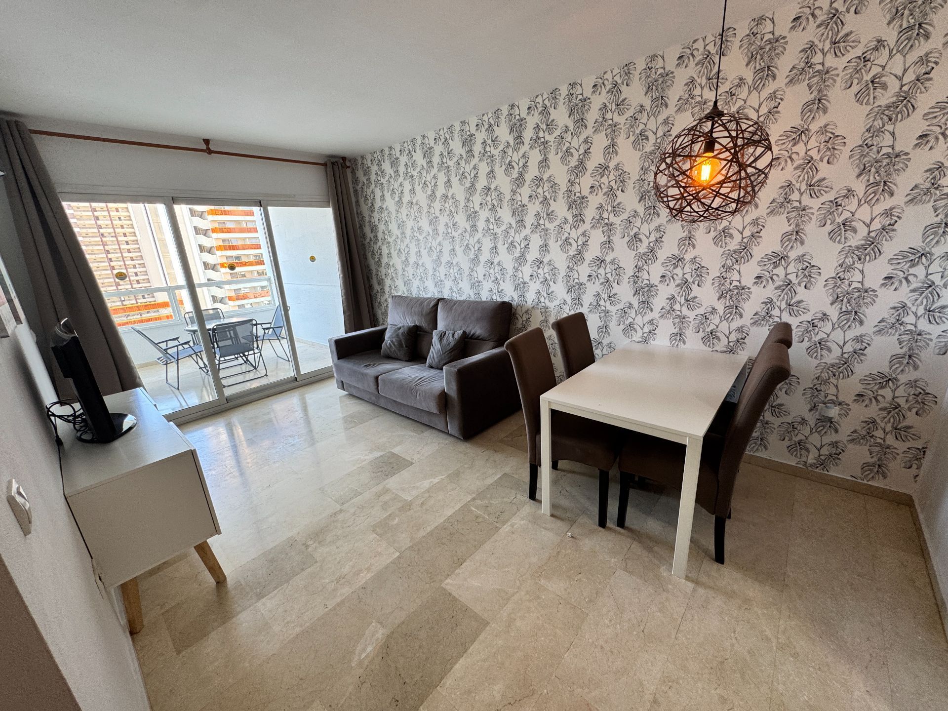 Sala d'estar de Apartament de lloguer en Benidorm amb Aire condicionat, Terrassa i Moblat