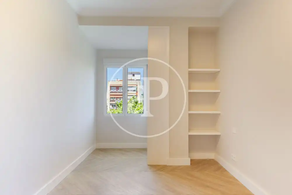 Bedroom of Flat for rent in Valencia  with Air Conditioner, Heating and Balcony