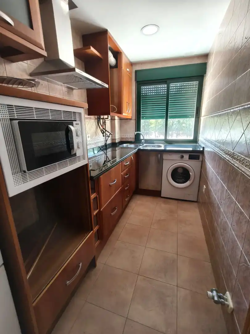 Cuina de Pis de lloguer en Granada amb Aire condicionat, Rentadora i Microones