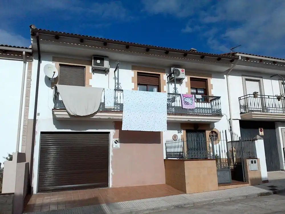 Vista exterior de Casa adosada en venda en Baños de la Encina