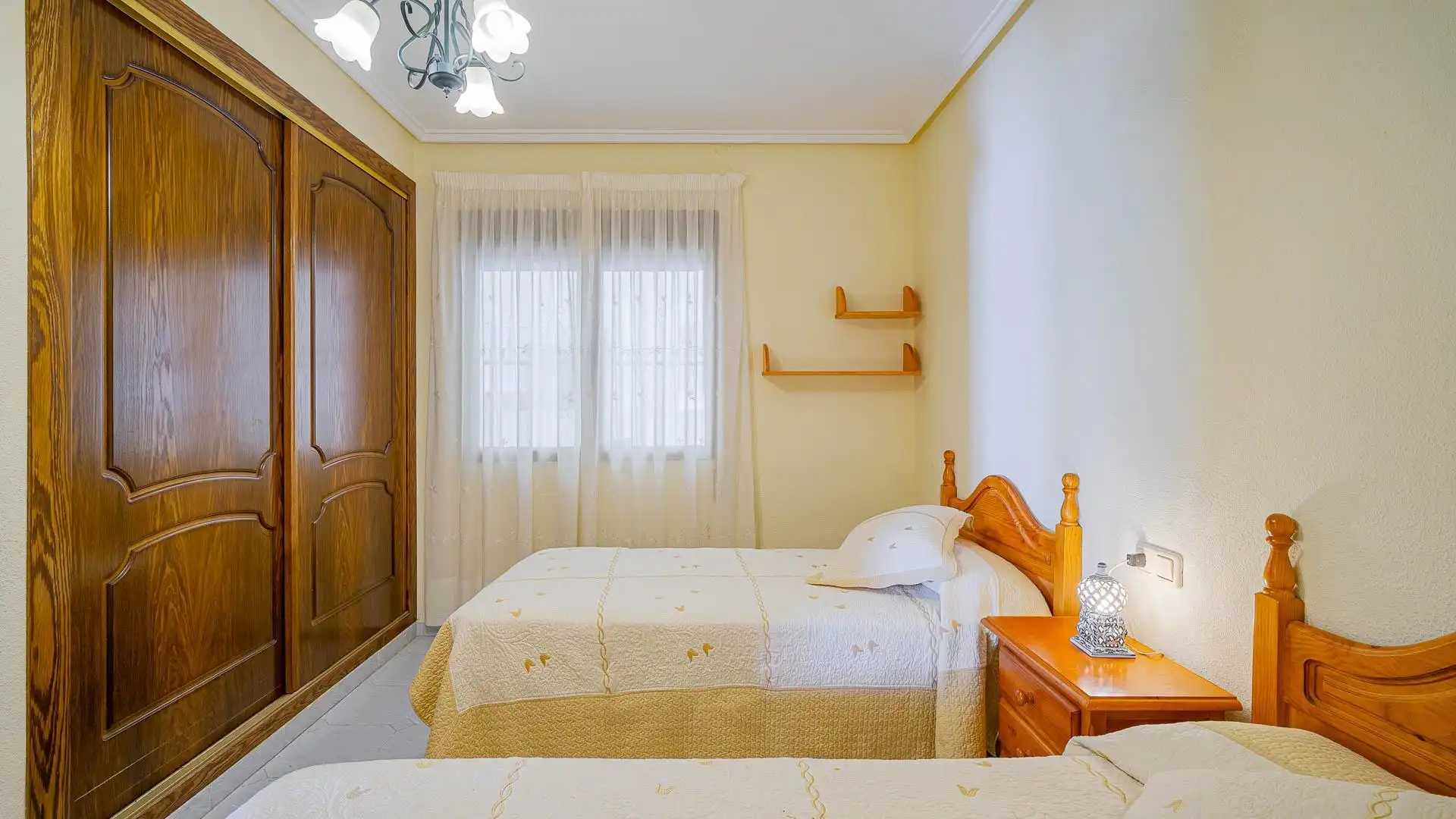 Habitación de Casa adosada en venta en Torrevieja con Jardín privado, Trastero y Piscina