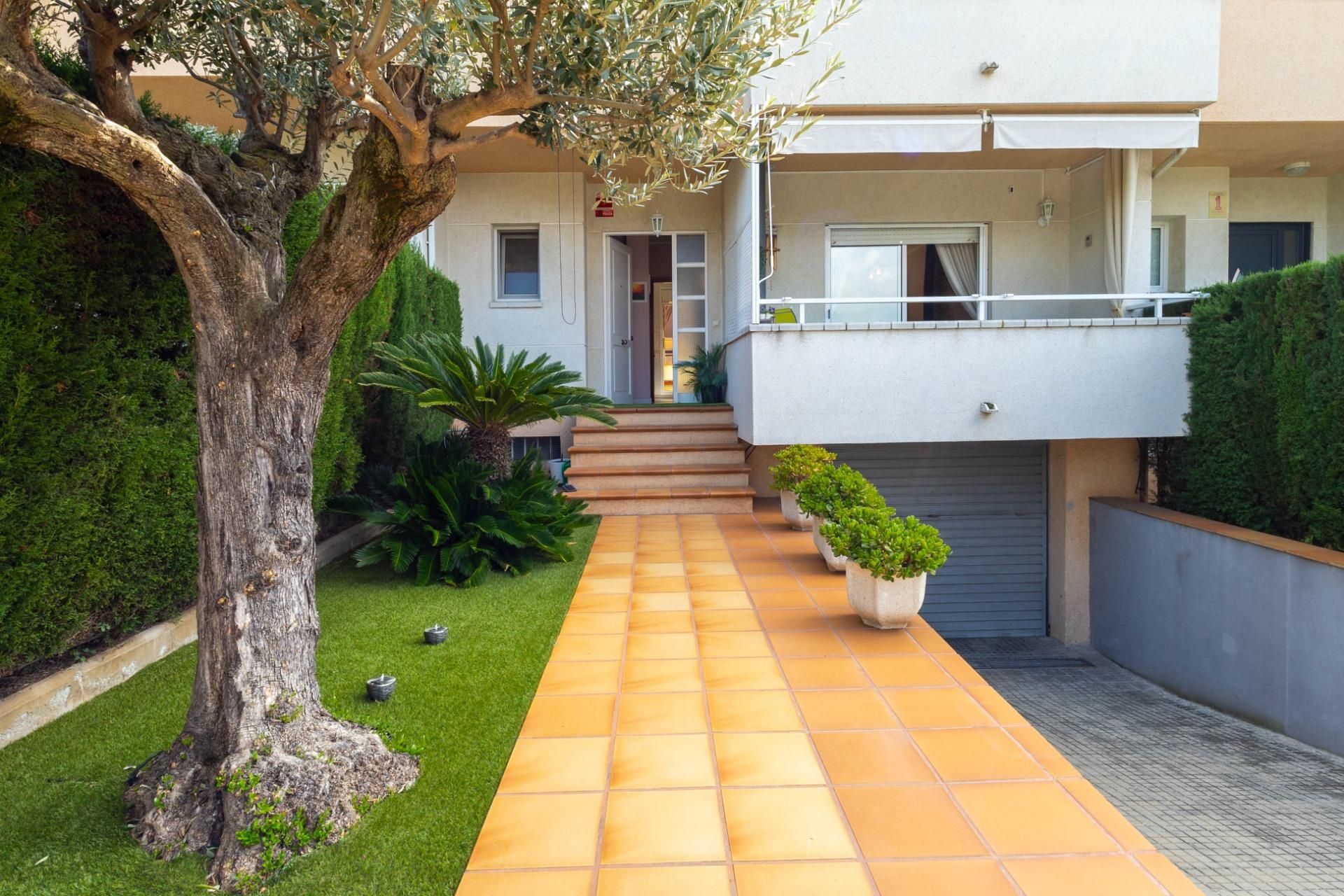 Außenansicht von Einfamilien-Reihenhaus zum verkauf in Olesa de Montserrat mit Klimaanlage, Heizung und Privatgarten