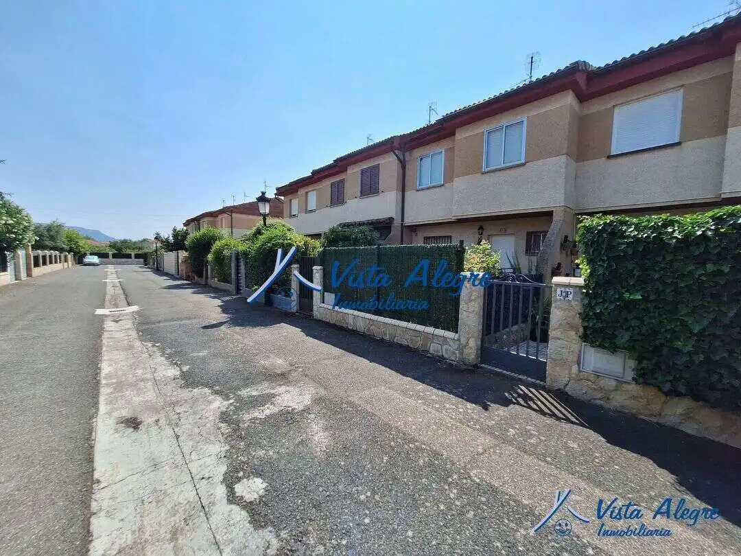 Vista exterior de Casa adosada en venda en Anguciana amb Calefacció, Jardí privat i Traster