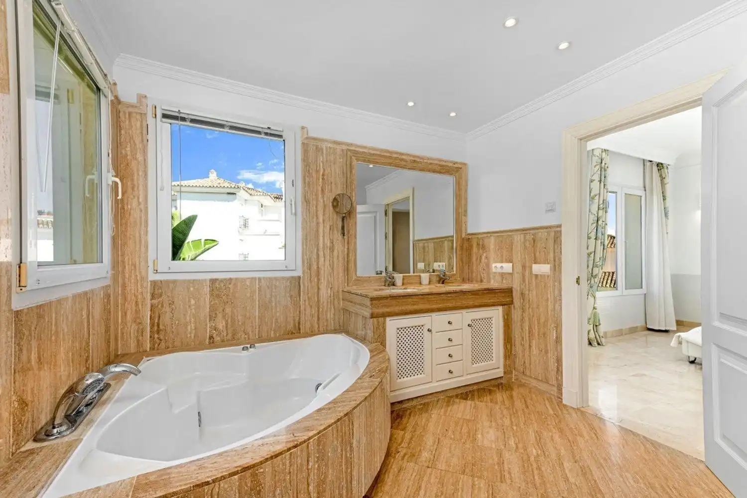 Badezimmer von Wohnungen zum Verkauf in Casares mit Klimaanlage, Heizung und Privatgarten