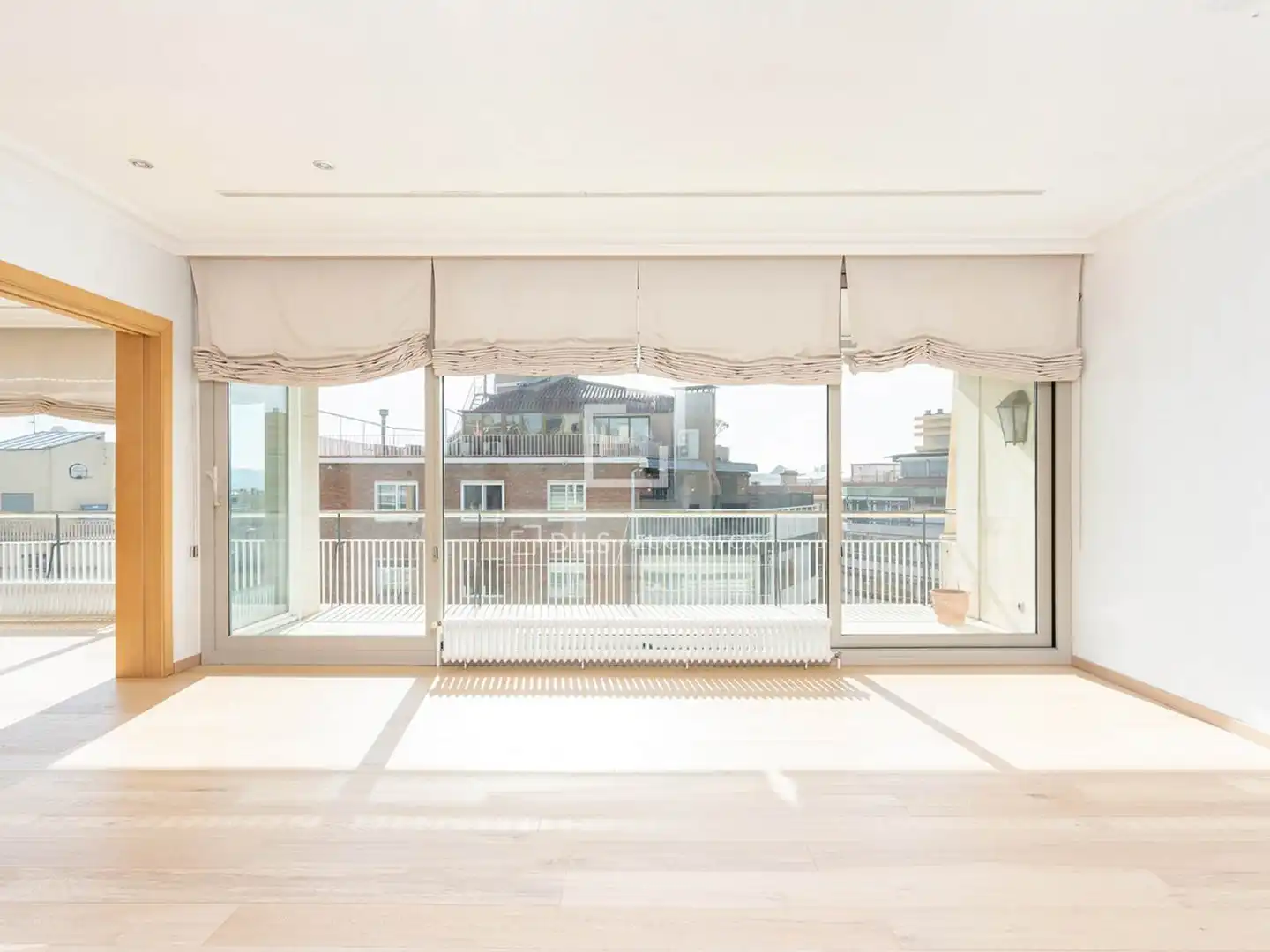 Vista exterior de Àtic en venda en Barcelona amb Aire condicionat, Calefacció i Parquet