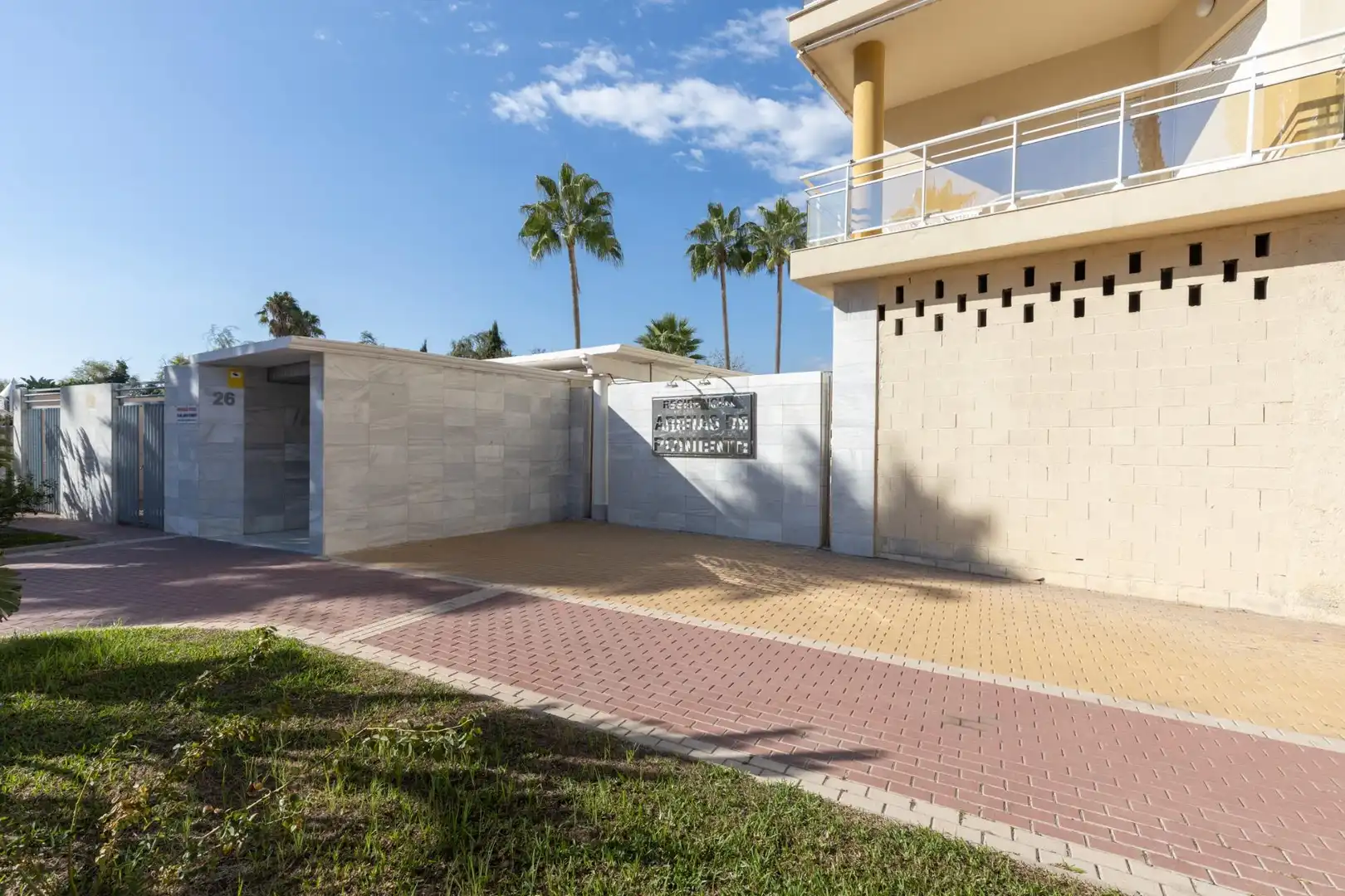 Vista exterior de Pis en venda en Motril amb Terrassa, Moblat i Balcó
