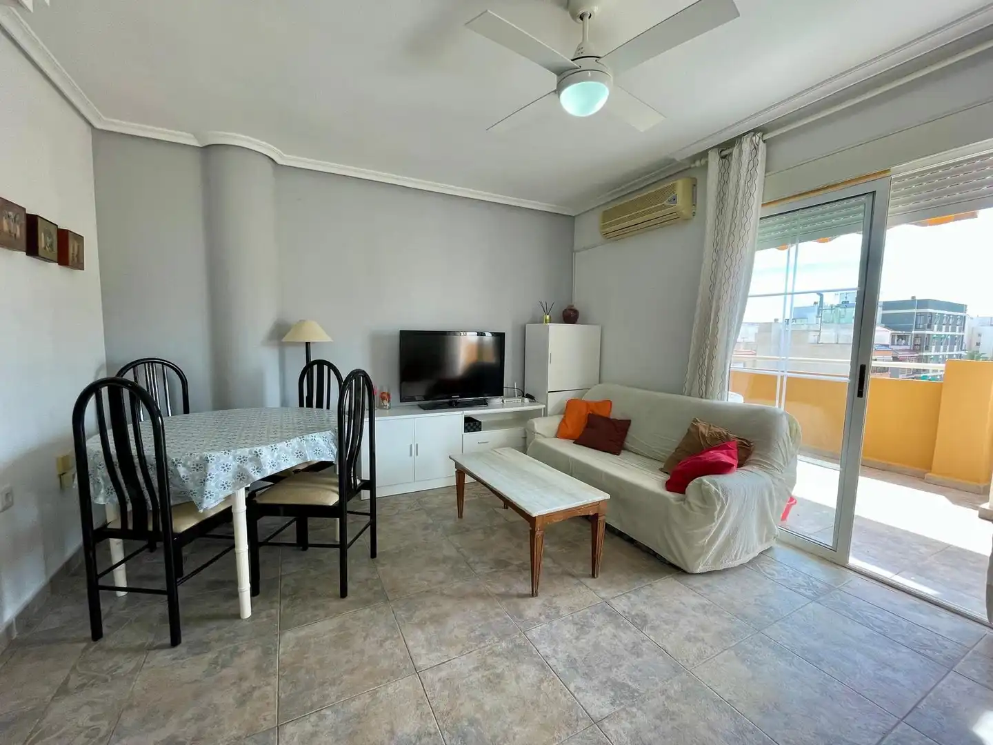 Wohnzimmer von Dachboden zur Miete in Torrevieja mit Klimaanlage, Heizung und Möbliert