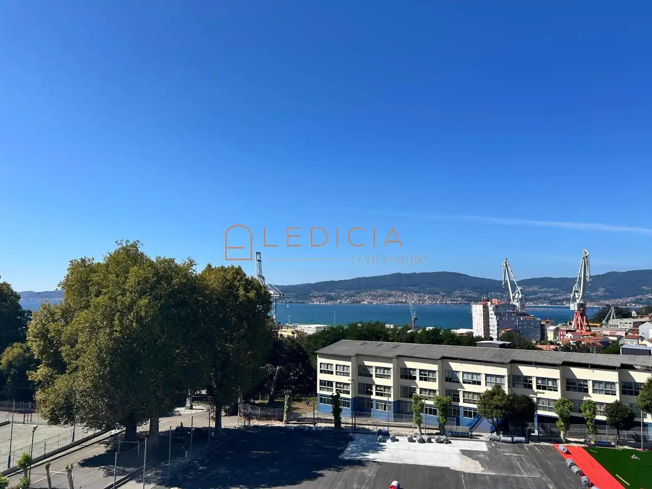 Vista exterior de Pis en venda en Vigo  amb Calefacció, Parquet i Moblat