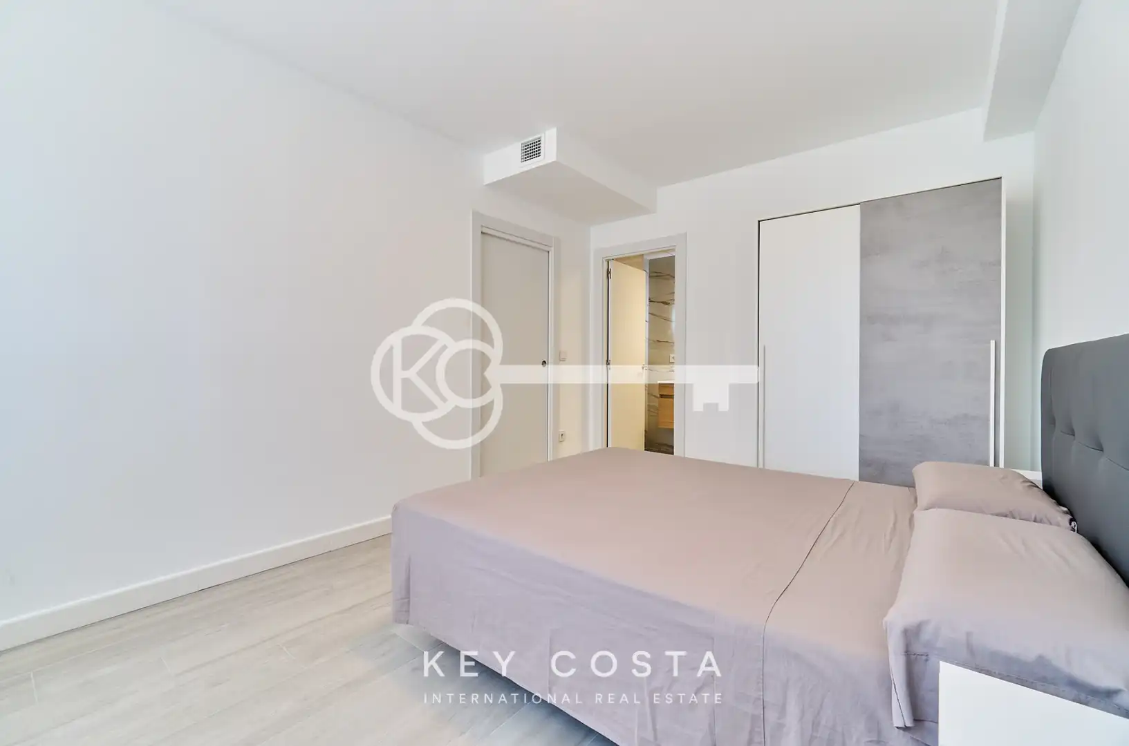 Habitación de Piso en venta en Alicante / Alacant con Aire acondicionado, Terraza y Amueblado