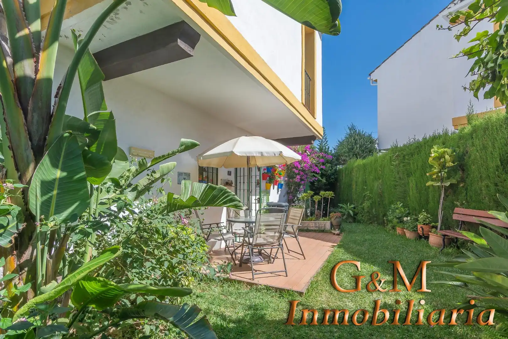Garten von Einfamilien-Reihenhaus zum Verkauf in Estepona mit Privatgarten, Terrasse und Balkon