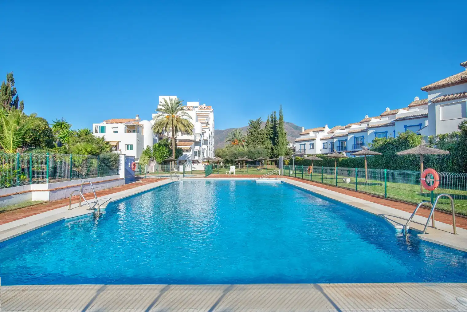 Schwimmbecken von Maisonette zur Miete in Estepona mit Klimaanlage, Terrasse und Schwimmbad