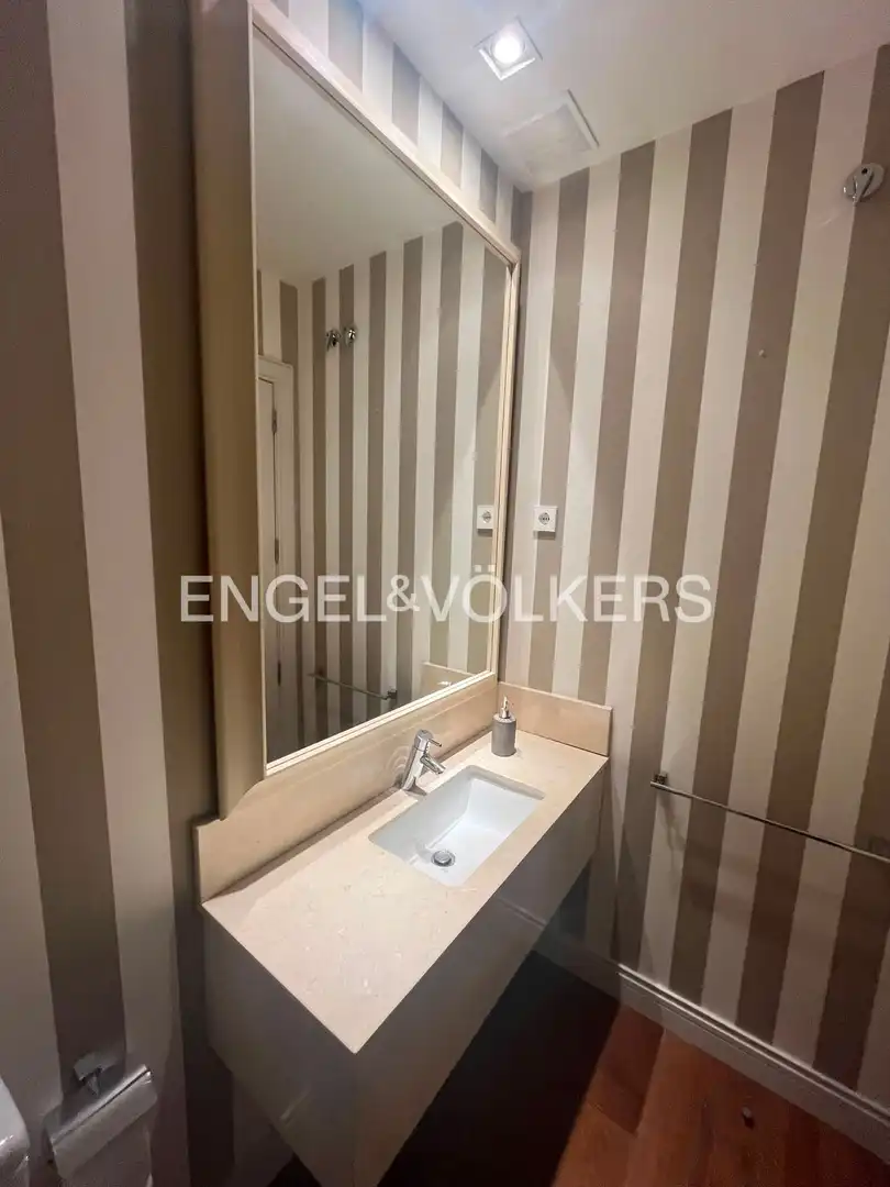 Baño de Apartamento de alquiler en Madrid con Aire acondicionado, Calefacción y Jardín privado