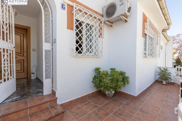 Casa adosada en Venta en Avenida de la Libertad, 12 en Huétor Vega