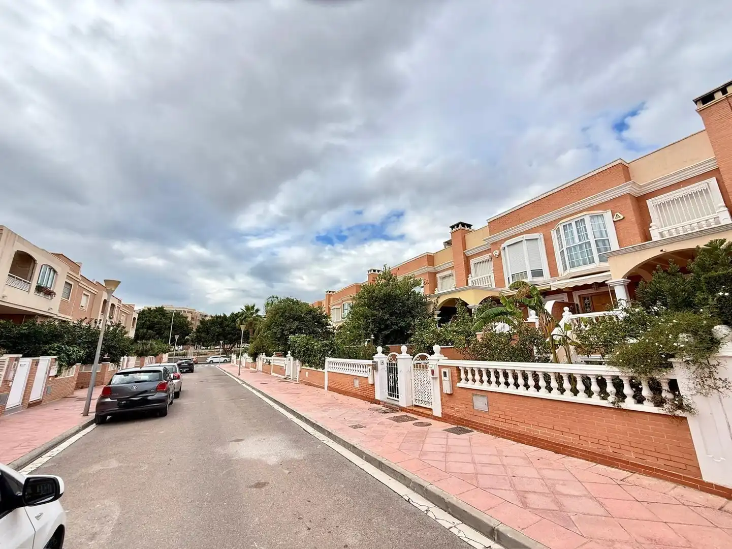Vista exterior de Casa adosada en venda en Almería amb Terrassa