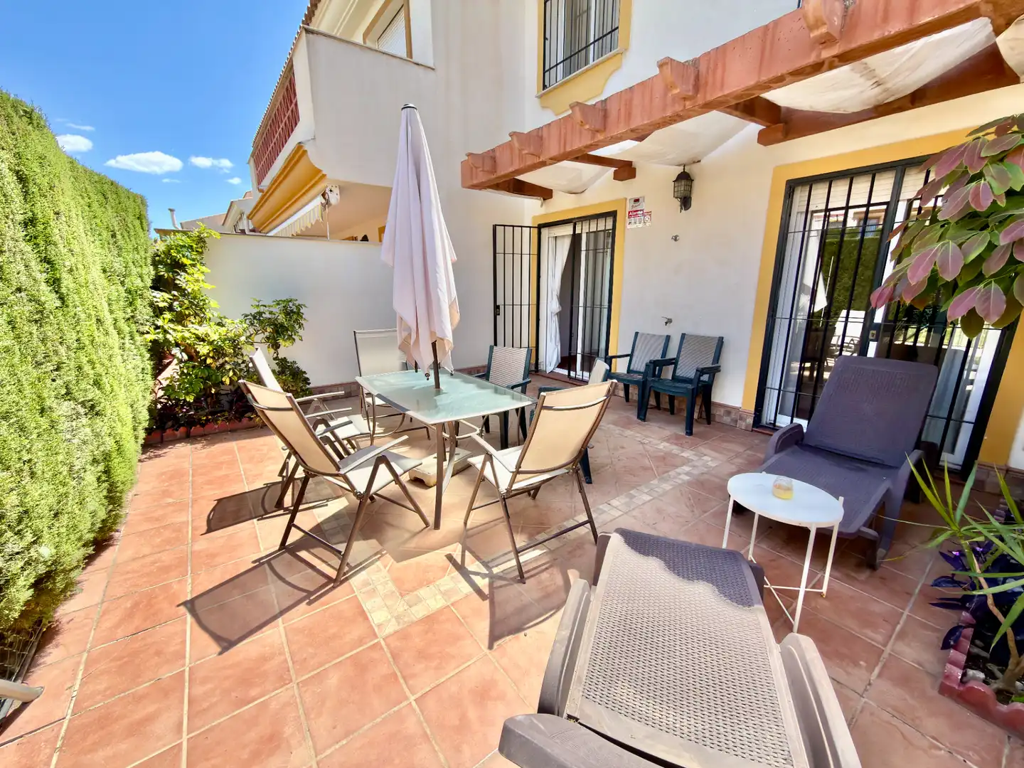 Terrasse von Einfamilien-Reihenhaus zum Verkauf in Rincón de la Victoria mit Ofen, Balkon und Gemeinschaftspool