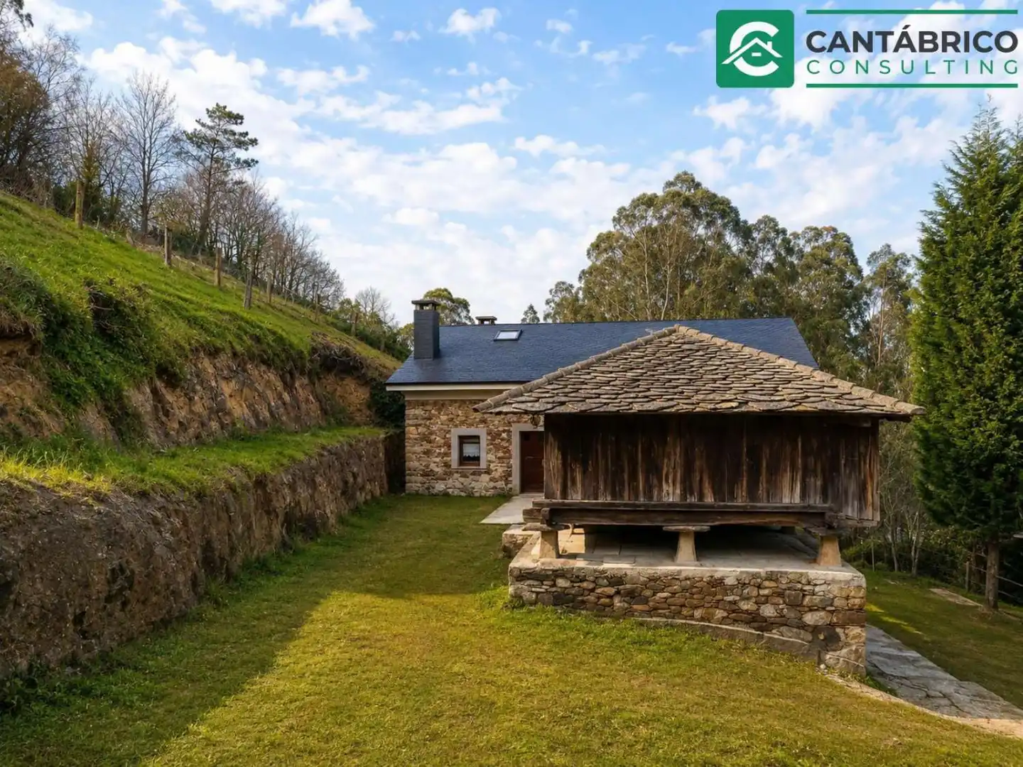 Außenansicht von Haus oder Chalet zum Verkauf in Navia mit Heizung, Terrasse und Möbliert