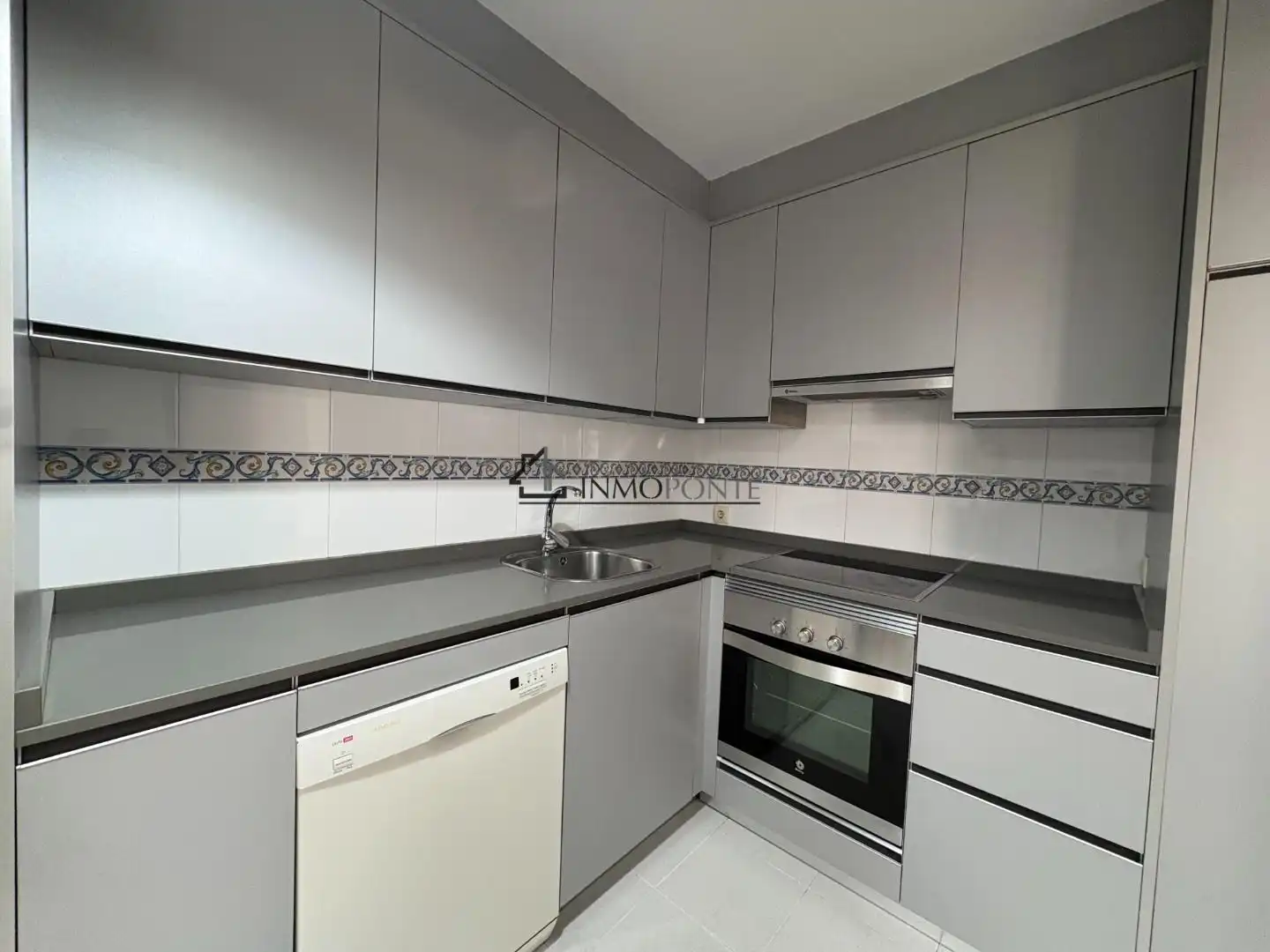 Cocina de Piso de alquiler en Pontevedra Capital  con Calefacción y Trastero