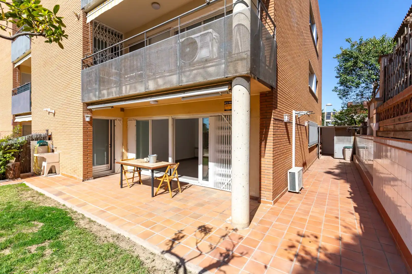 Exterior view of Ground floor for sale in Sant Joan Despí  with Air Conditioner, Heating and Terrace
