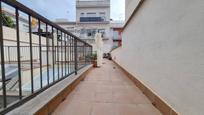 Vista exterior de Dúplex en venda en Mataró amb Aire condicionat, Calefacció i Jardí privat