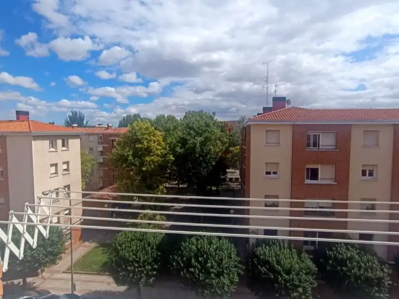 Vista exterior de Pis per a compartir en  Logroño amb Calefacció, Moblat i Forn