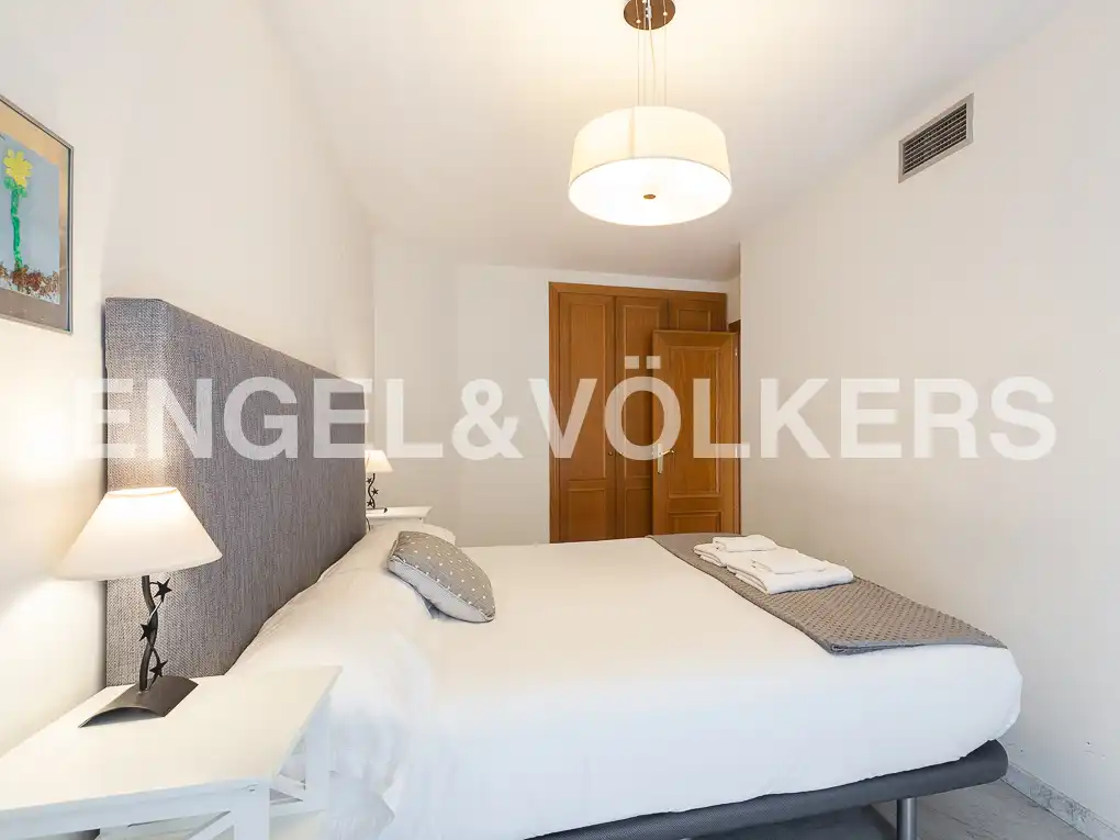Schlafzimmer von Wohnung zur Miete in Valencia mit Heizung, Möbliert und Balkon
