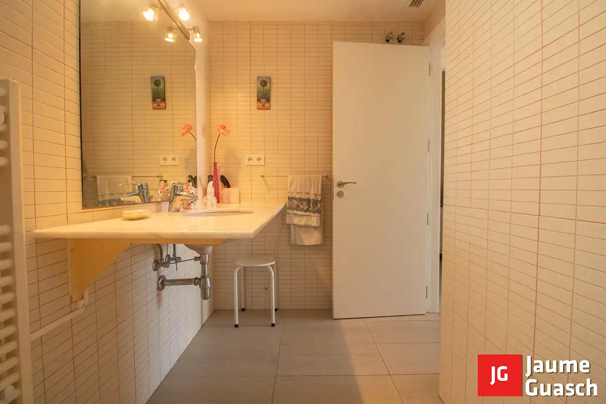 Badezimmer von Dachboden zum Verkauf in Torredembarra mit Klimaanlage, Heizung und Terrasse