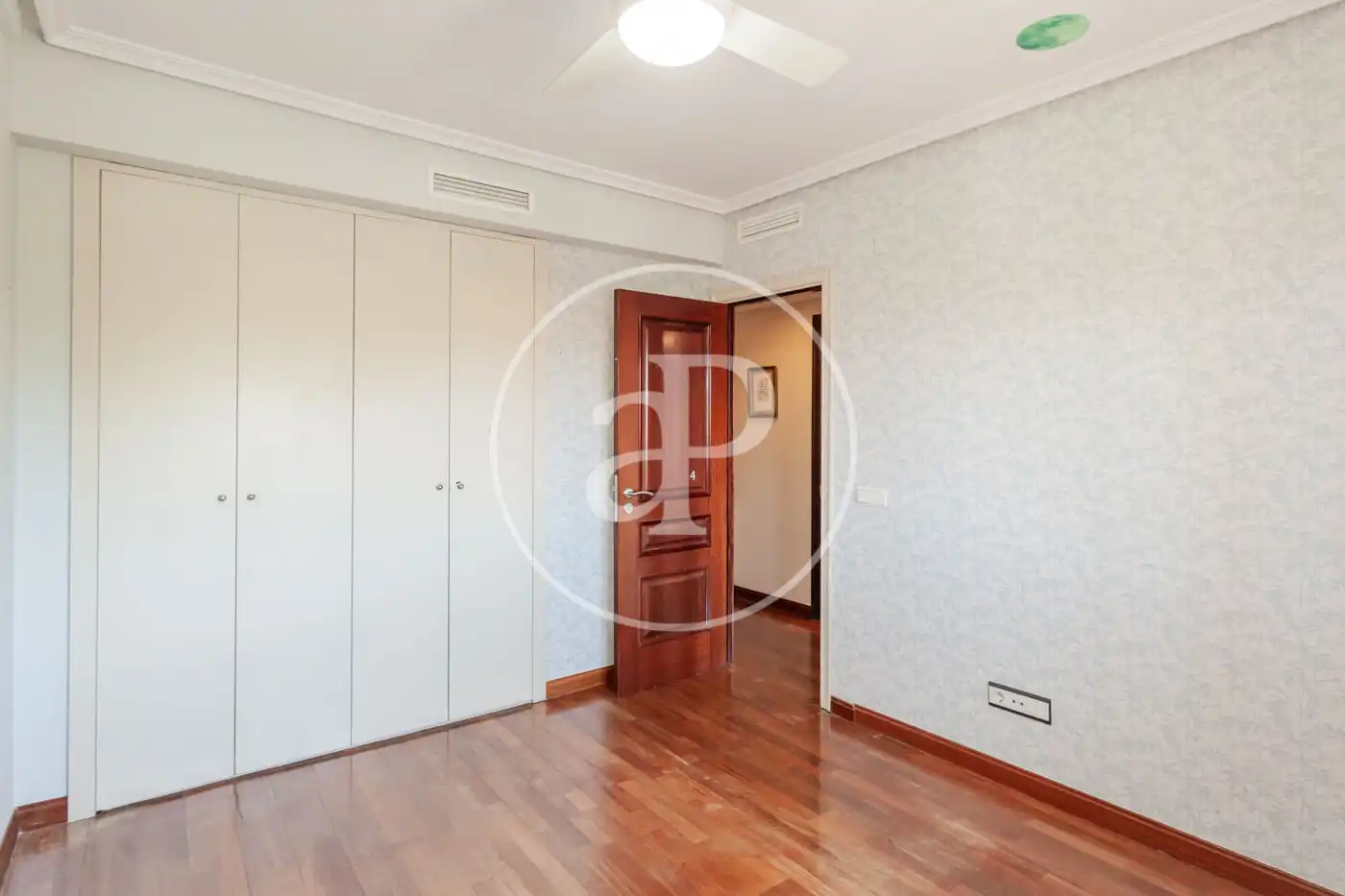 Habitación de Casa adosada en venta en Madrid con Aire acondicionado, Calefacción y Jardín privado