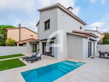 Casa con balcón en venta en Eduard Corbella, de