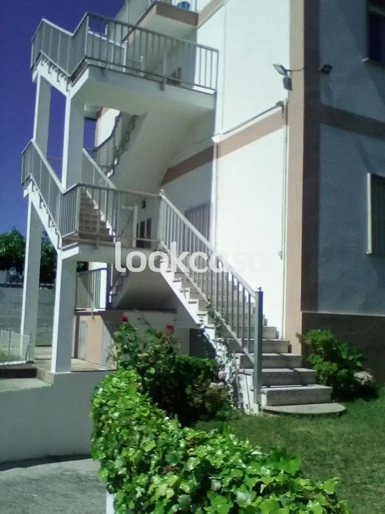 Außenansicht von Wohnung zum Verkauf in Sanxenxo mit Privatgarten, Terrasse und Möbliert