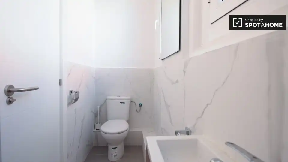 Baño de Piso para compartir en Barcelona con Aire acondicionado, Calefacción y Amueblado