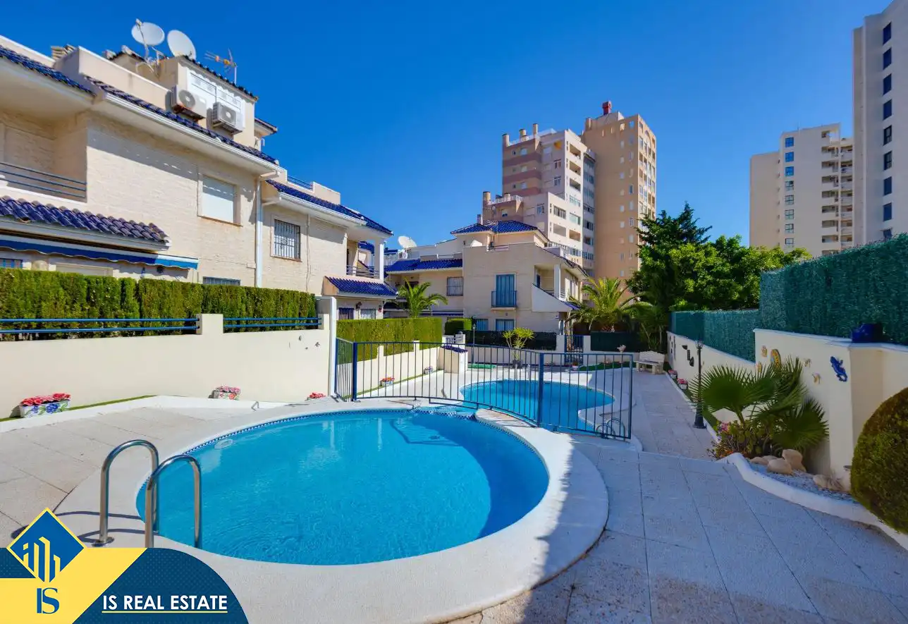Vista exterior de Casa adosada en venda en Torrevieja amb Aire condicionat, Calefacció i Terrassa