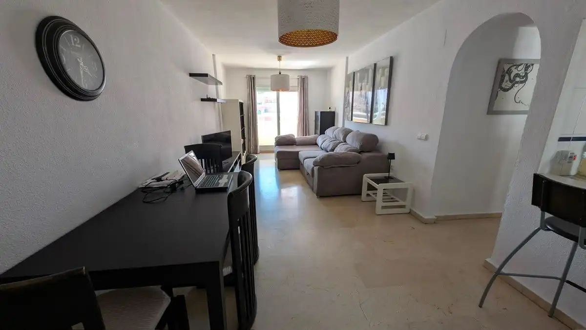 Sala d'estar de Apartament en venda en Benalmádena amb Aire condicionat, Calefacció i Jardí privat