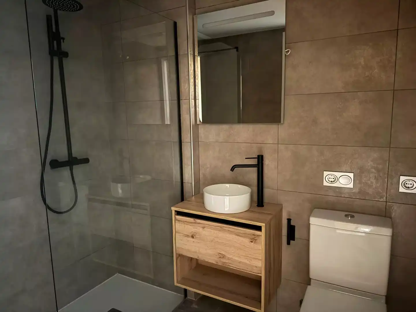 Bathroom of Flat for rent in Figueres  with Air Conditioner, Heating and Parquet flooring
