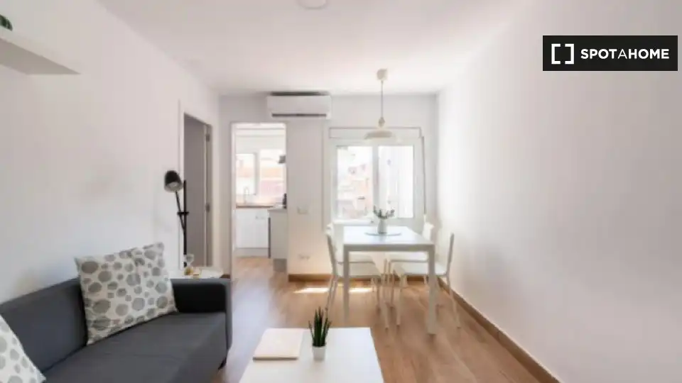 Sala d'estar de Pis per a compartir en L'Hospitalet de Llobregat amb Aire condicionat, Calefacció i Moblat