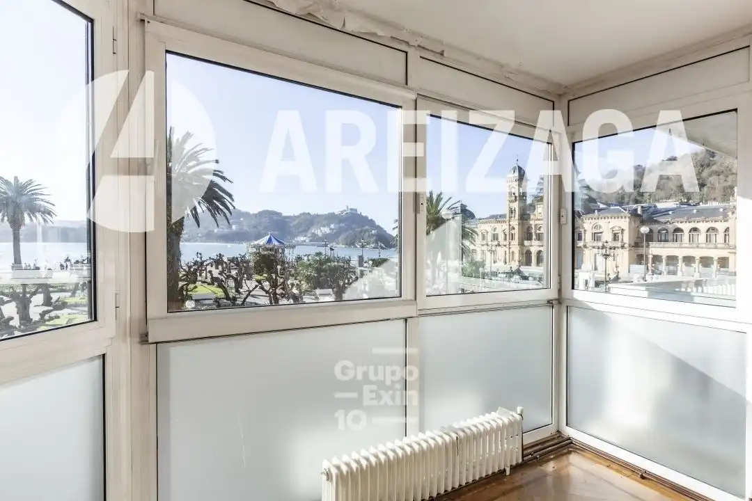 Schlafzimmer von Büro zum Verkauf in Donostia - San Sebastián  mit Klimaanlage, Heizung und Abstellraum