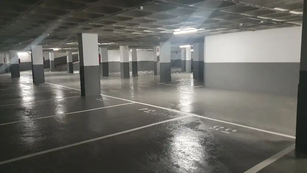 Einzelparkplatz mit Aufzug zur Miete in Via Augusta 250