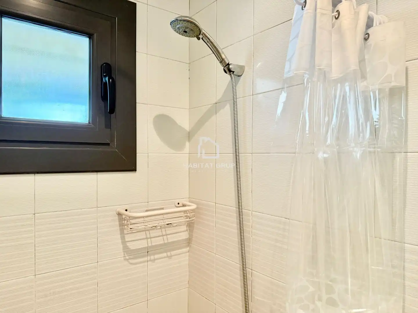 Baño de Casa adosada en venta en Manlleu con Calefacción, Jardín privado y Terraza