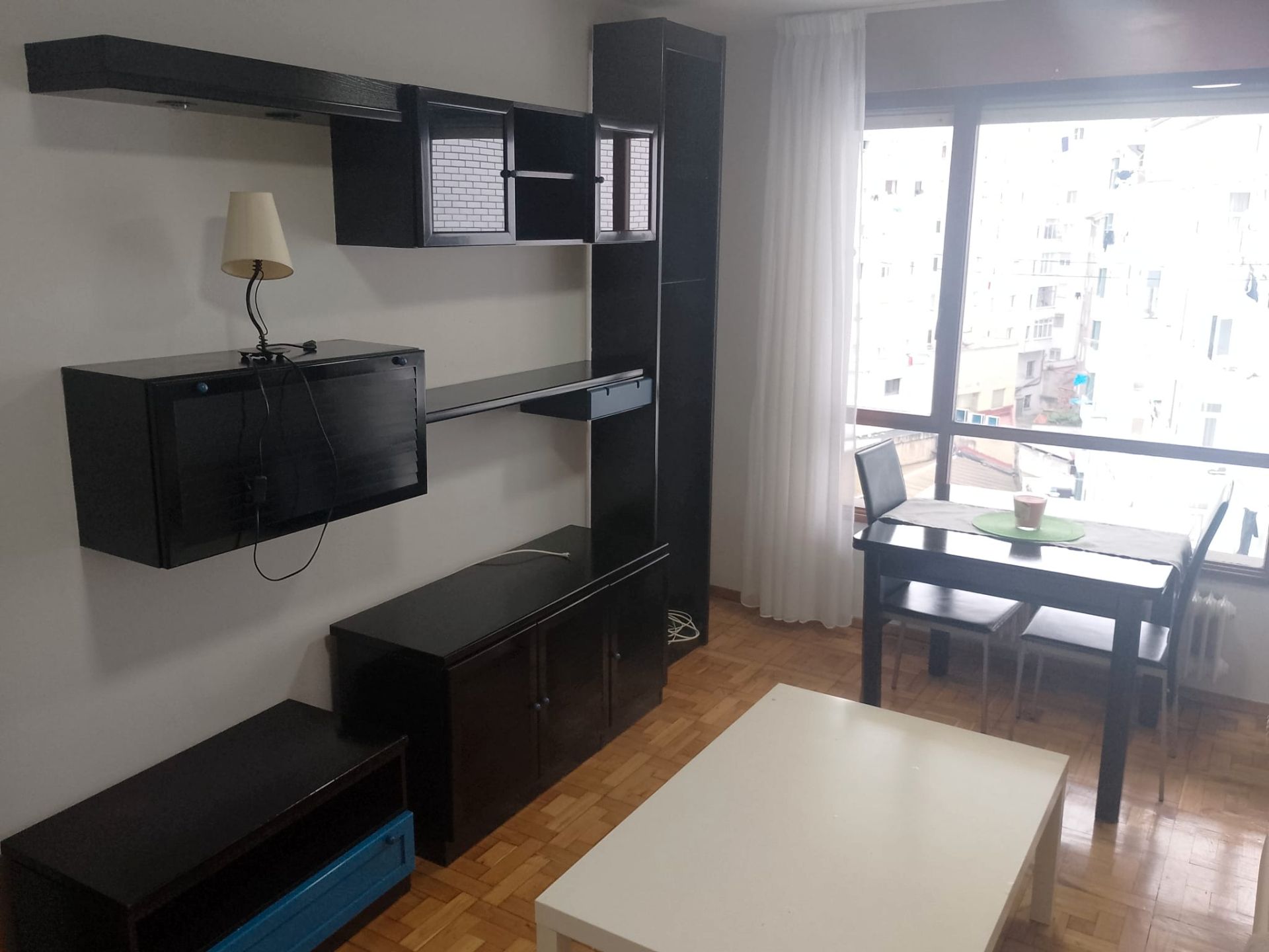 Sala d'estar de Apartament de lloguer en Oviedo  amb Calefacció, Parquet i Moblat
