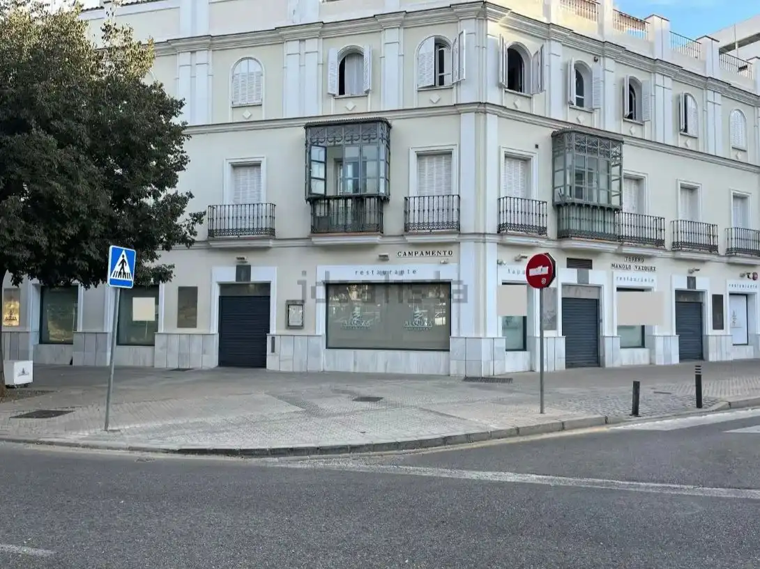 Vista exterior de Local en venda en Sevilla amb Aire condicionat, Calefacció i Terrassa