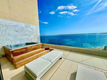 Penthouse with pool for sale in Playa de Poniente