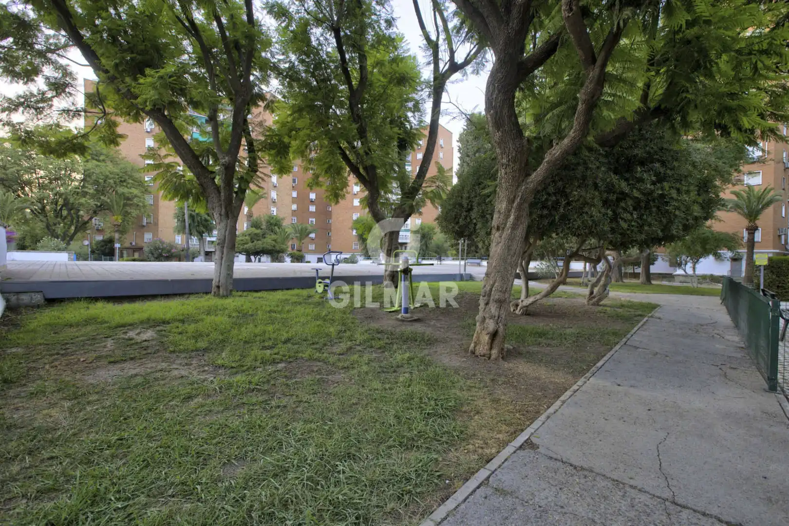 Parking de Piso en venta en Sevilla con Calefacción y Jardín privado
