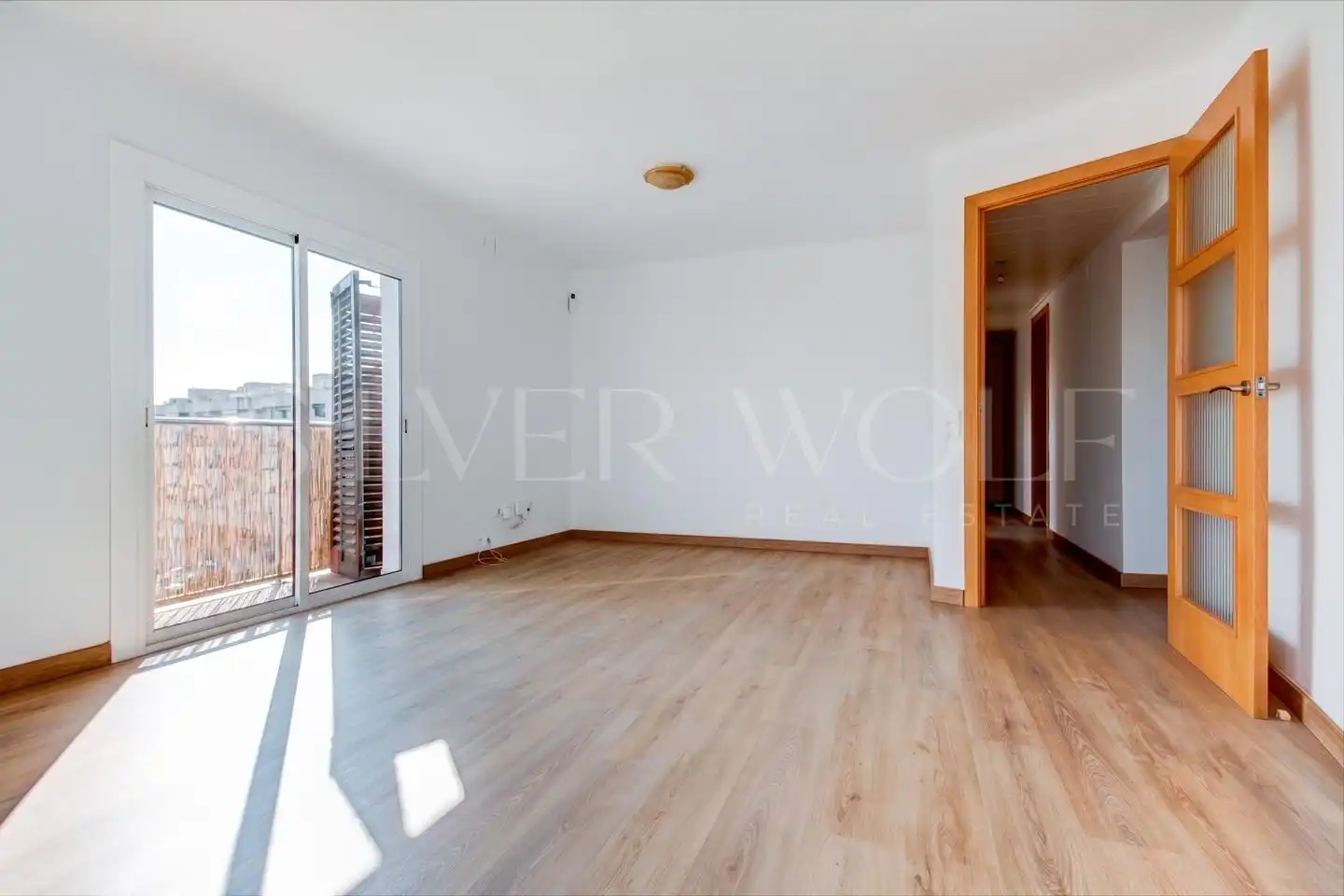 Wohnzimmer von Dachboden zum Verkauf in Vilanova i la Geltrú mit Parkett, Balkon und Alarm
