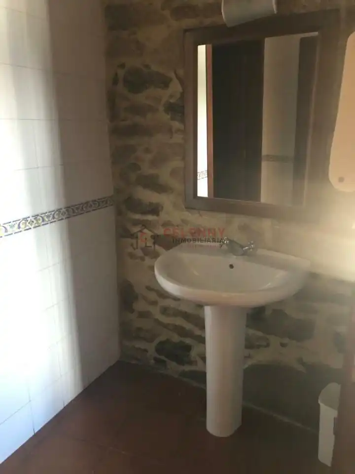 Bany de Local en venda en A Pobra de Trives  amb Aire condicionat i Moblat
