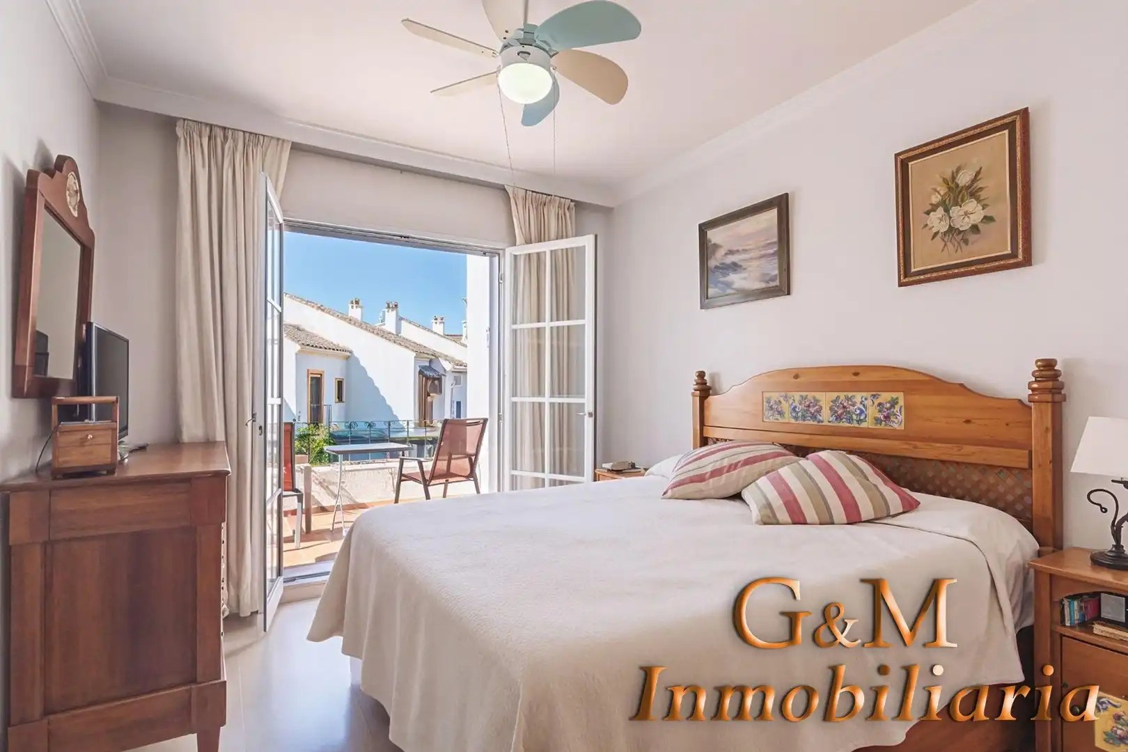 Schlafzimmer von Einfamilien-Reihenhaus zum Verkauf in Estepona mit Privatgarten, Terrasse und Balkon