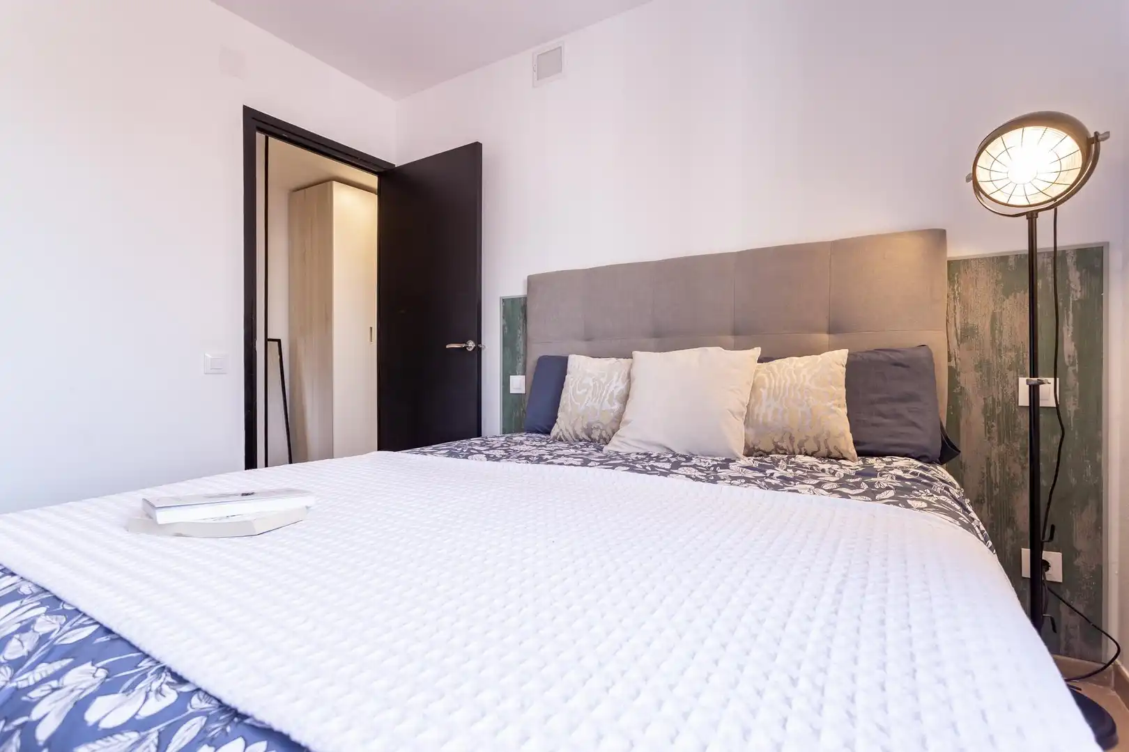 Schlafzimmer von Dachboden zum Verkauf in Vila-seca mit Terrasse und Schwimmbad