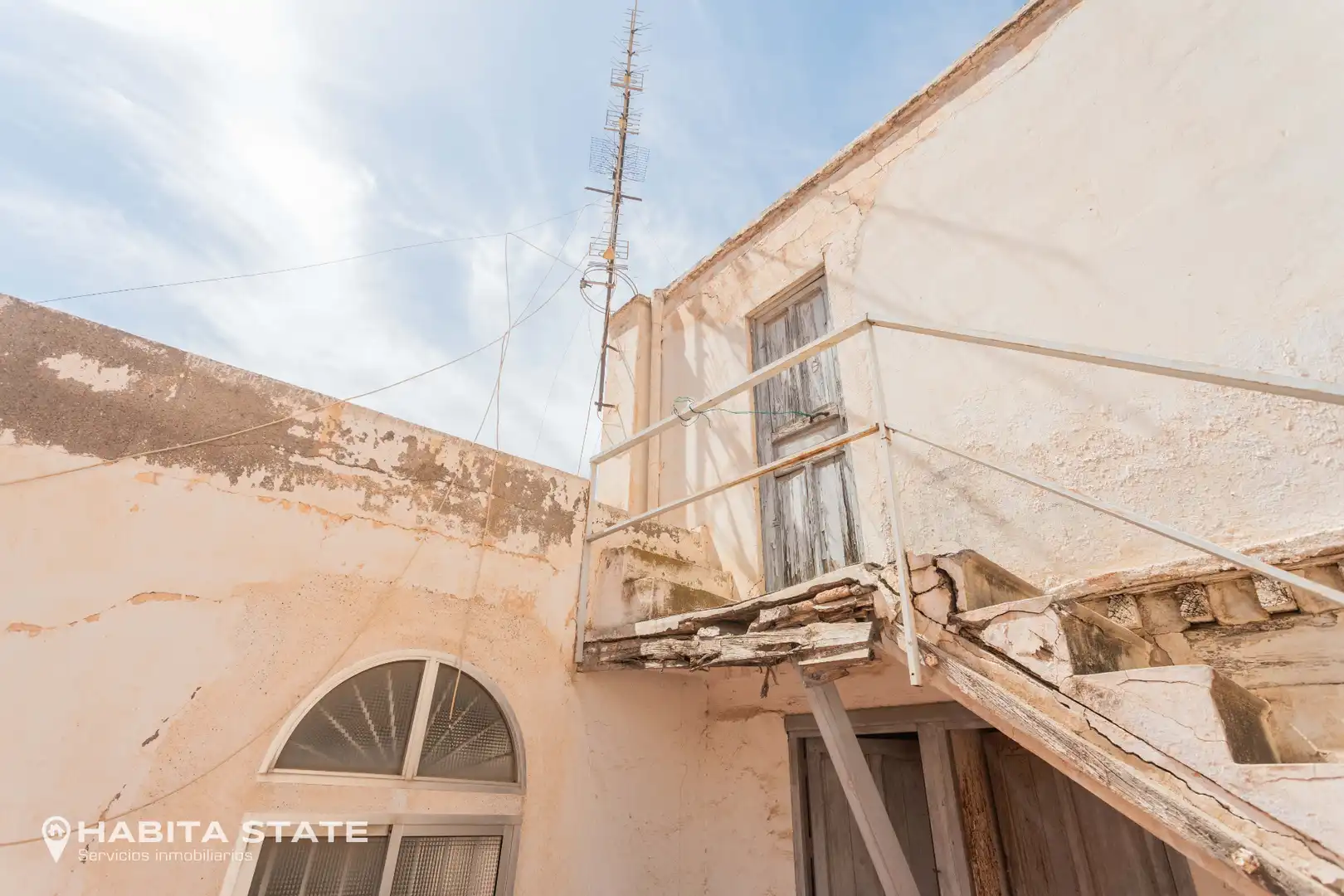Vista exterior de Edifici en venda en Almería